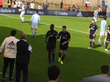 Vinicius se señala el escudo tras su expulsión Vinicius se señala el escudo tras su expulsión