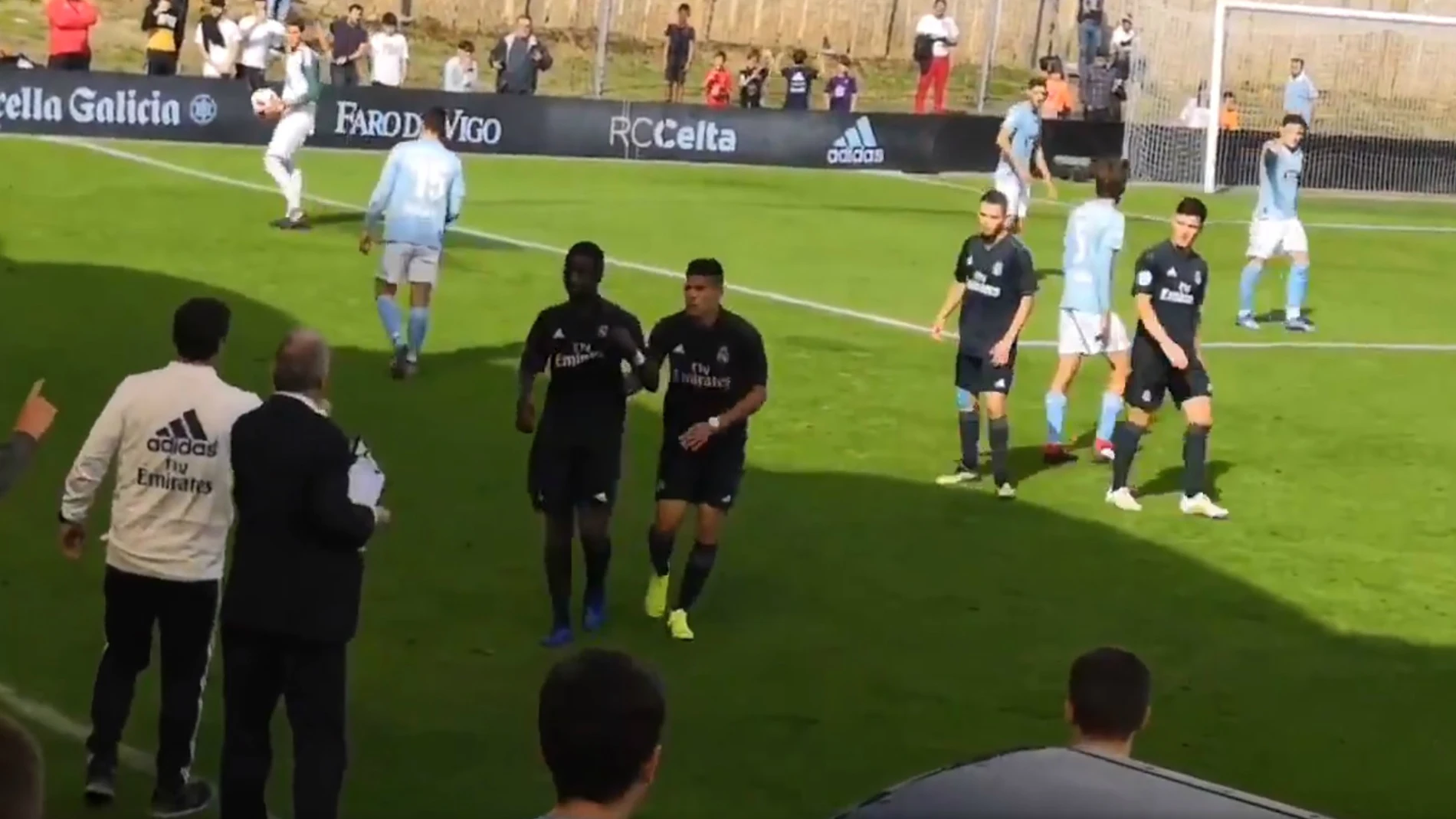 Vinicius se señala el escudo tras su expulsión Vinicius se señala el escudo tras su expulsión