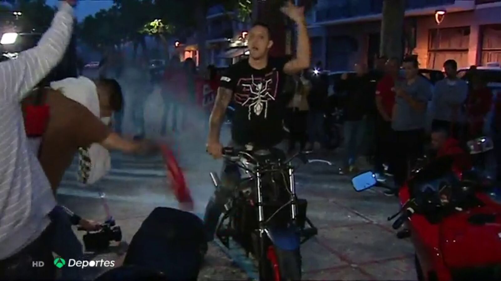Cervera celebra el nuevo Mundial de Marc Márquez 'quemando rueda': 