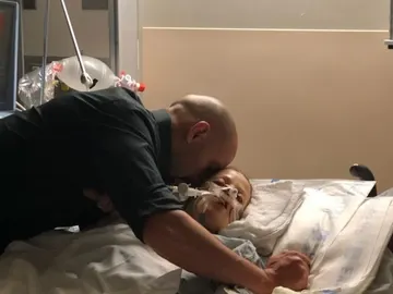 Kincaid junto a su mujer en el hospital Kincaid junto a su mujer en el hospital