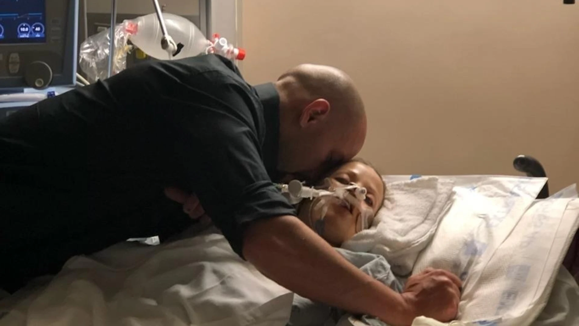 Kincaid junto a su mujer en el hospital Kincaid junto a su mujer en el hospital