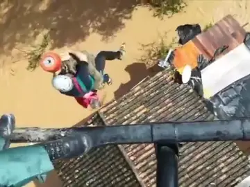 El momento de la evacuación en helicóptero de una mujer en Cortes de la Frontera El momento de la evacuación en helicóptero de una mujer en Cortes de la Frontera