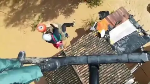 El momento de la evacuación en helicóptero de una mujer en Cortes de la Frontera El momento de la evacuación en helicóptero de una mujer en Cortes de la Frontera