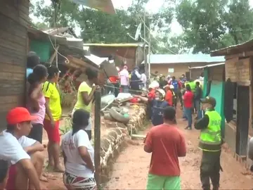 Al menos nueve muertos por un corrimiento de tierra en el norte de Colombia Al menos nueve muertos por un corrimiento de tierra en el norte de Colombia