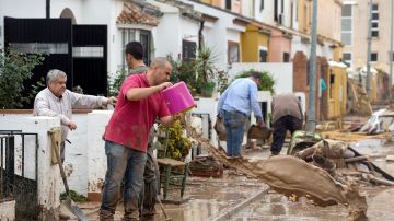 Un hombre limpiando los efectos de las lluvias Un hombre limpiando los efectos de las lluvias