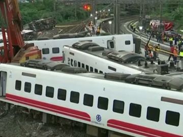Al menos 18 muertos y 187 heridos al descarrilar un tren en Taiwán