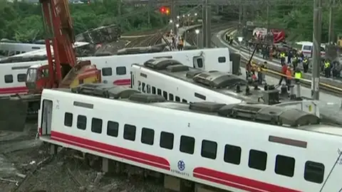 Al menos 18 muertos y 187 heridos al descarrilar un tren en Taiwán Al menos 18 muertos y 187 heridos al descarrilar un tren en Taiwán