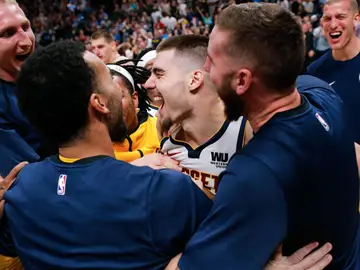Juancho Hernangómez celebra la victoria de los Nuggets Juancho Hernangómez celebra la victoria de los Nuggets