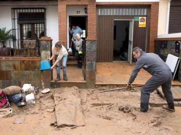 Vecinos de la localidad malagueña de Campillos limpian los desperfectos 