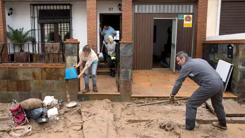Vecinos de la localidad malagueña de Campillos limpian los desperfectos Vecinos de la localidad malagueña de Campillos limpian los desperfectos