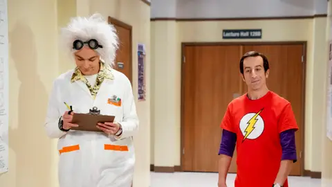 Howard Wolowitz se disfraza de Sheldon Cooper por Halloween en 'The Big Bang Theory' Howard Wolowitz se disfraza de Sheldon Cooper por Halloween en 'The Big Bang Theory'