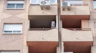 Vista de los balcones del edificio desde el que se suicid&oacute; la mujer