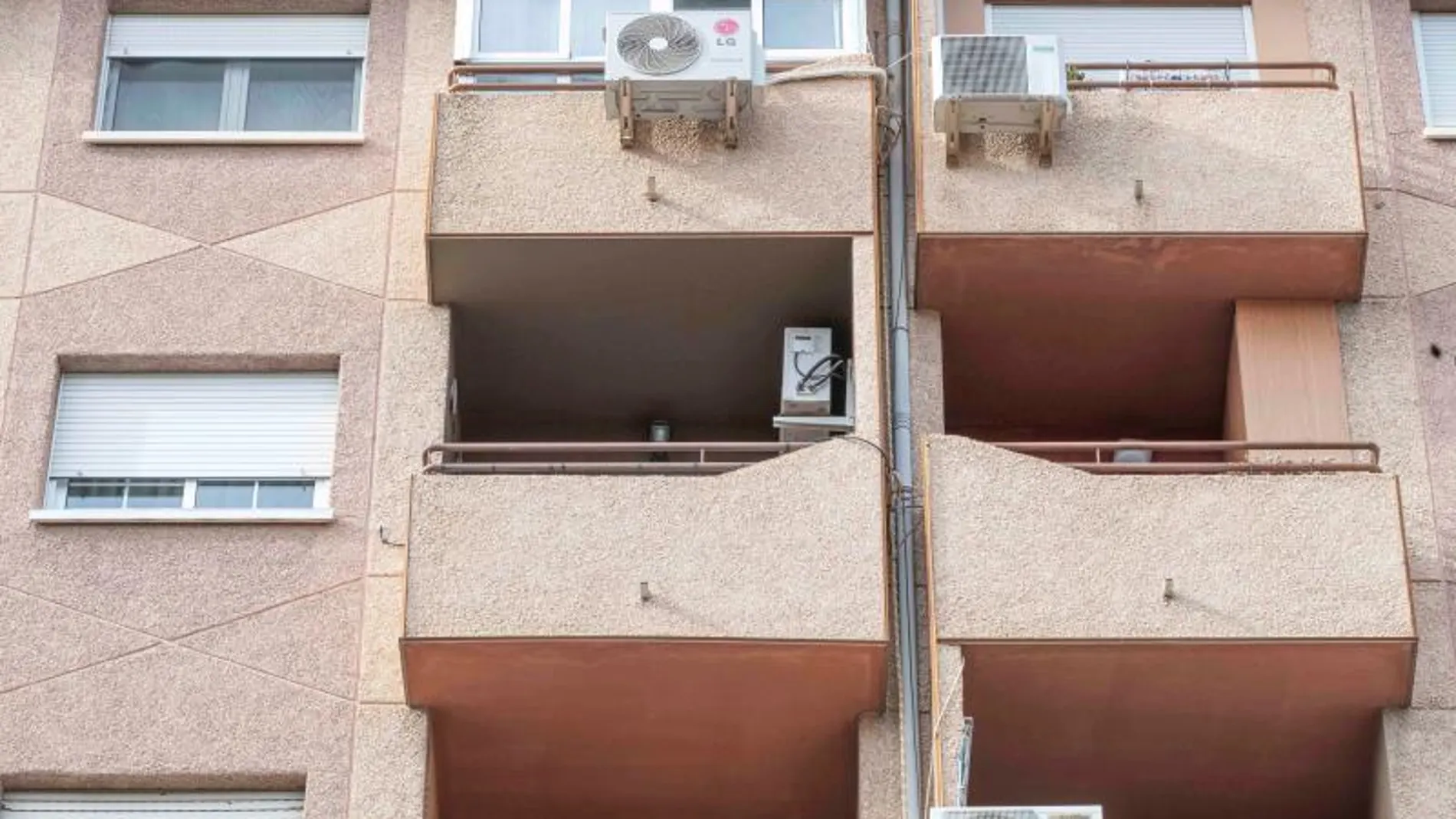 Vista de los balcones del edificio desde el que se suicidó la mujer Vista de los balcones del edificio desde el que se suicidó la mujer