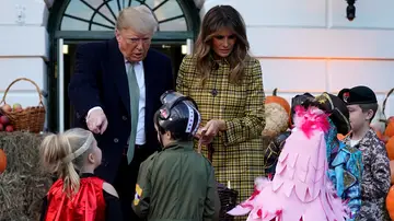Donald y Melania Trump repartiendo caramelos por Halloween Donald y Melania Trump repartiendo caramelos por Halloween