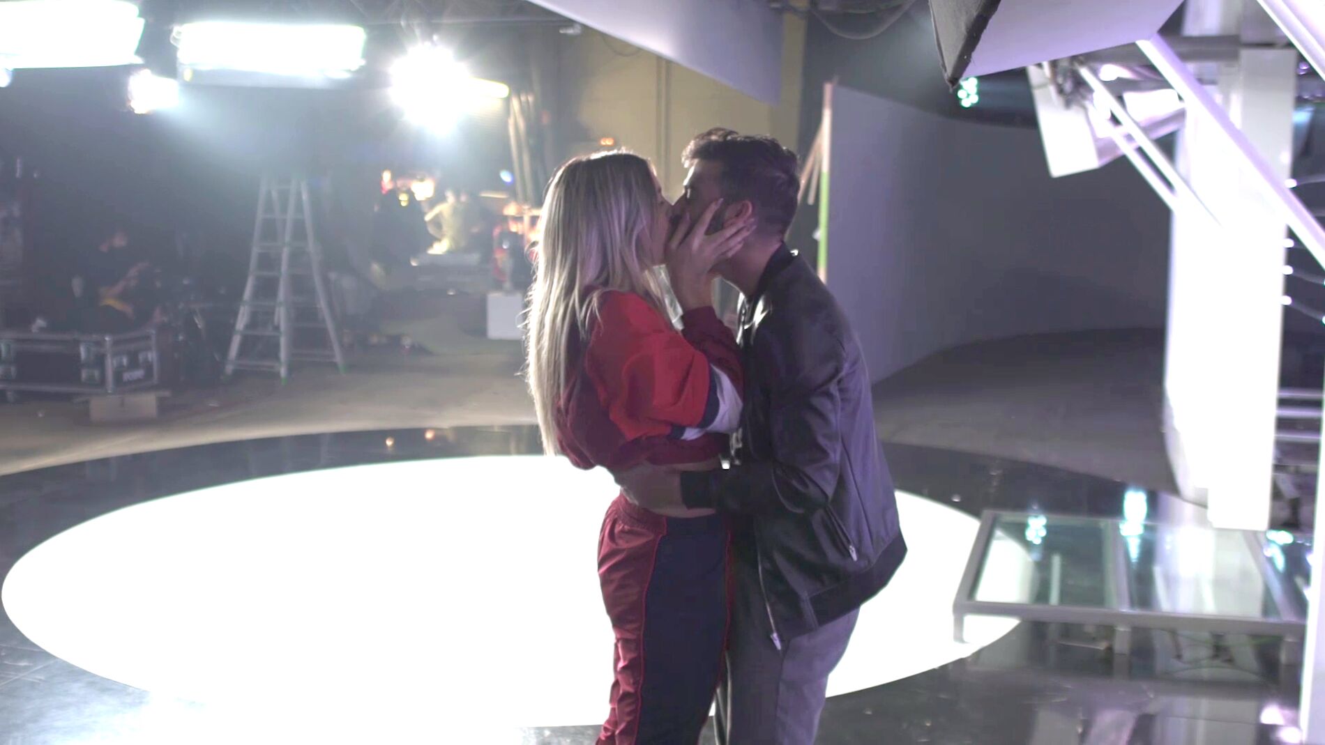 El emotivo y esperado reencuentro de Mimi y Agoney en el plat&oacute; de 'Tu cara me suena' 