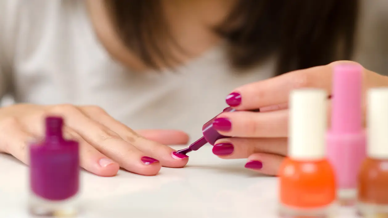 Pintarse las u&ntilde;as