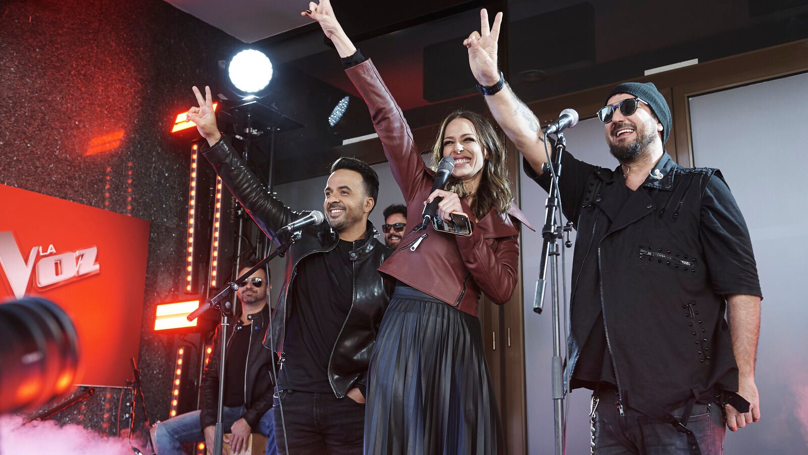 Luis Fonsi y Antonio Orozco sorprenden con un concierto improvisado para celebrar que son coaches de 'La Voz' en Antena 3