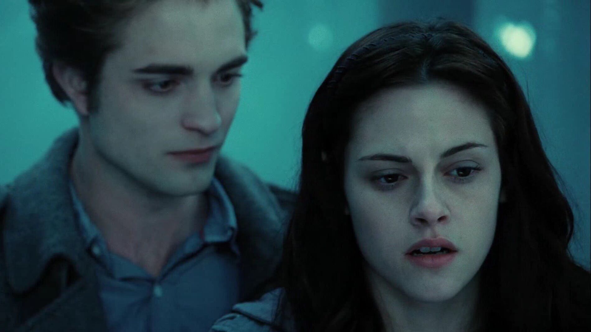Robert Pattinson y Kristen Stewart en 'Crep&uacute;sculo'