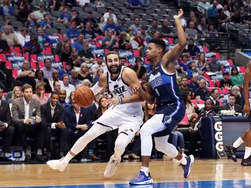 Ricky Rubio intenta entrar a canasta ante la defensa de Dennis Smith Jr. Ricky Rubio intenta entrar a canasta ante la defensa de Dennis Smith Jr.