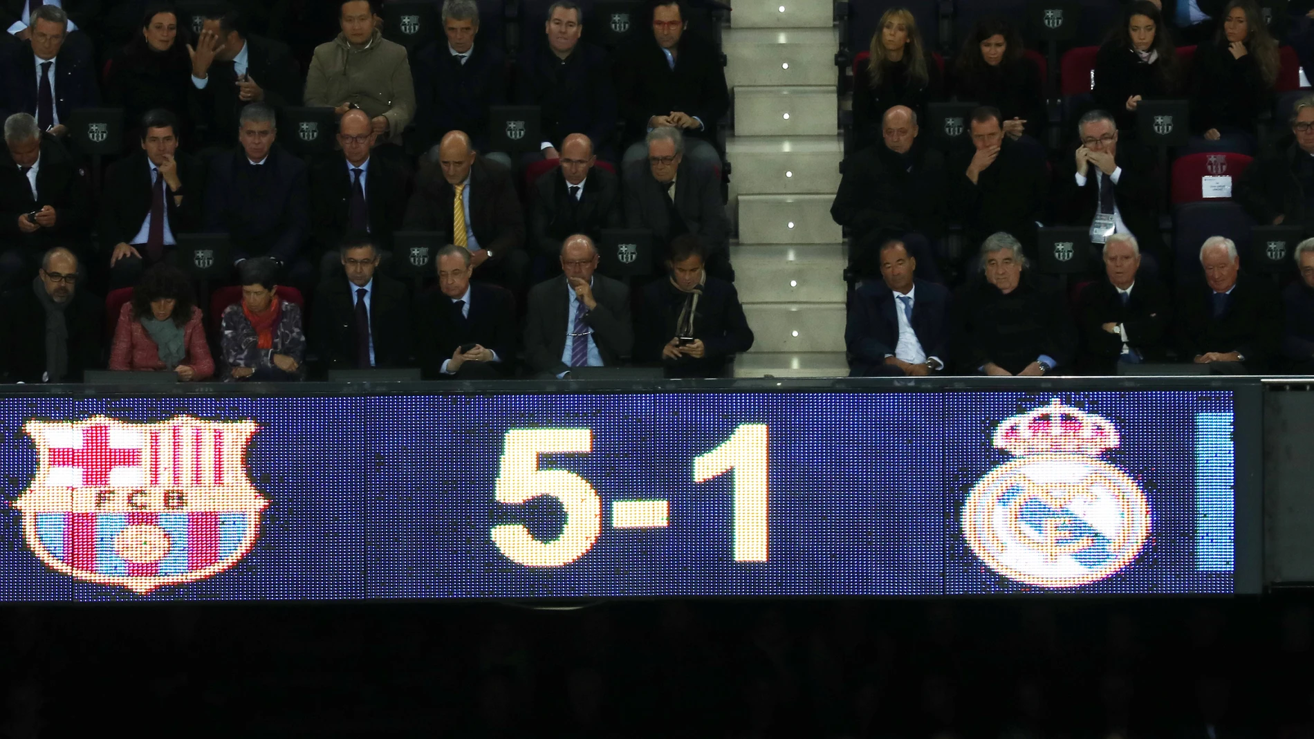 Josep María Bartomeu y Florentino Pérez, en el palco del Camp Nou durante el Clásico Josep María Bartomeu y Florentino Pérez, en el palco del Camp Nou durante el Clásico