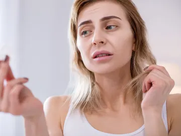 Mujer con pelo quebradizo Mujer con pelo quebradizo