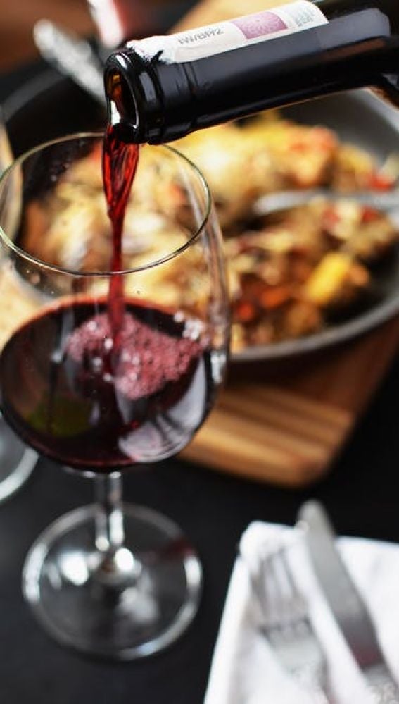 Mucho ojo con el vino en las cenas.