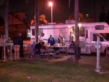 Un grupo de voluntarios espera a los reclusos que salen de prisión Un grupo de voluntarios espera a los reclusos que salen de prisión