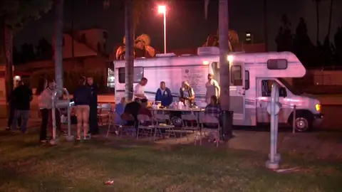 Un grupo de voluntarios espera a los reclusos que salen de prisión Un grupo de voluntarios espera a los reclusos que salen de prisión con "un café y un abrazo" después de que dos reas fueran violadas y asesinadas al salir