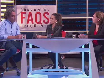 La surrealista entrevista al exalcalde de Medellín en TV3 con Ada Colau como traductora del catalán La surrealista entrevista al exalcalde de Medellín en TV3 con Ada Colau como traductora del catalán