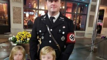 Goldbach vestido de nazi y su hijo de Hitler