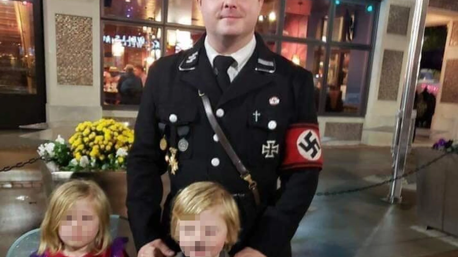 Goldbach vestido de nazi y su hijo de Hitler Goldbach vestido de nazi y su hijo de Hitler