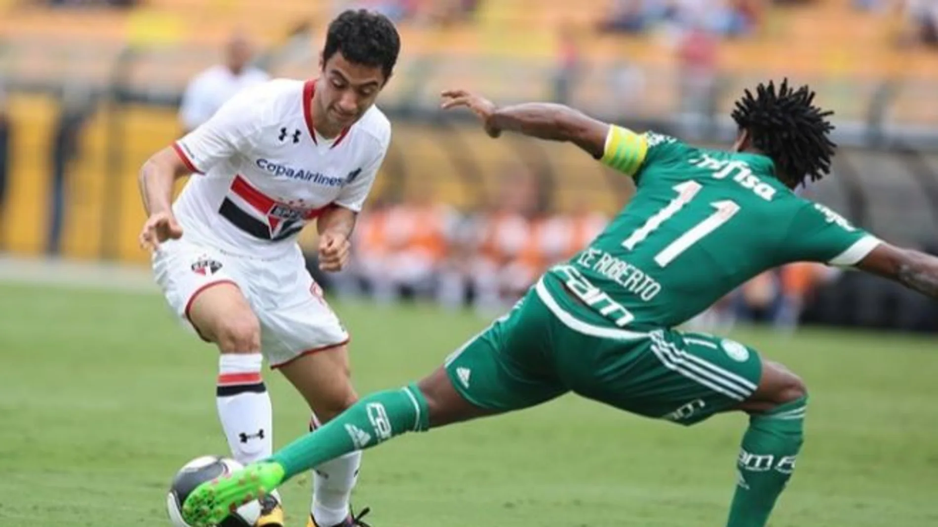 Correa intenta regatear a Ze Roberto en un partido con el Sao Paulo Correa intenta regatear a Ze Roberto en un partido con el Sao Paulo