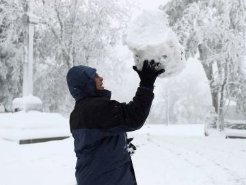Una persona sostiene una bola de nieve en O Cebreiro (Lugo)