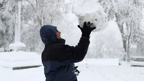 Una persona sostiene una bola de nieve en O Cebreiro (Lugo) Una persona sostiene una bola de nieve en O Cebreiro (Lugo)