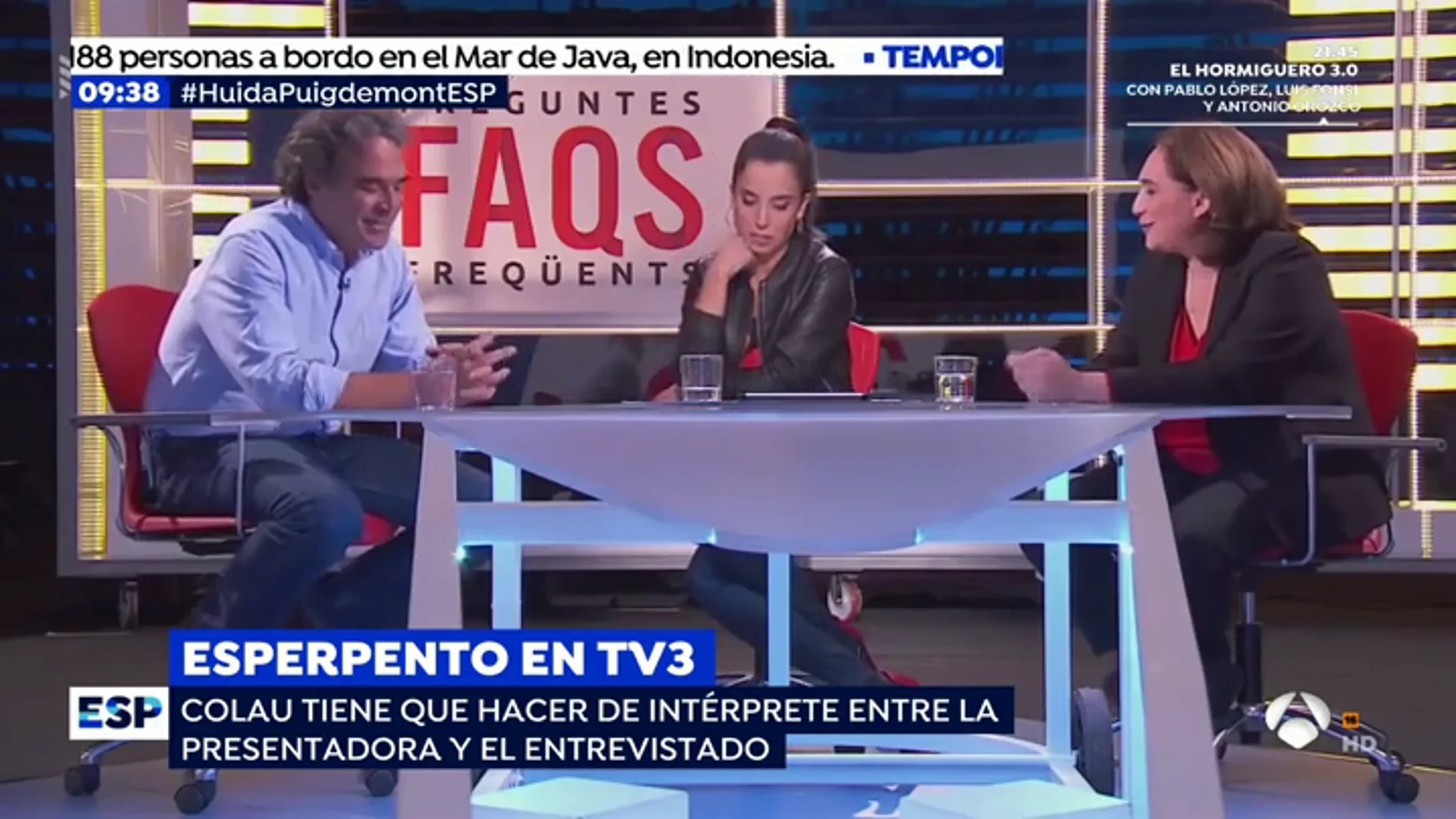 El disparatado momento en el que Ada Colau traduce la entrevista al exalcalde de Medellín tras la negativa de la presentadora de TV3 a hablar en castellano