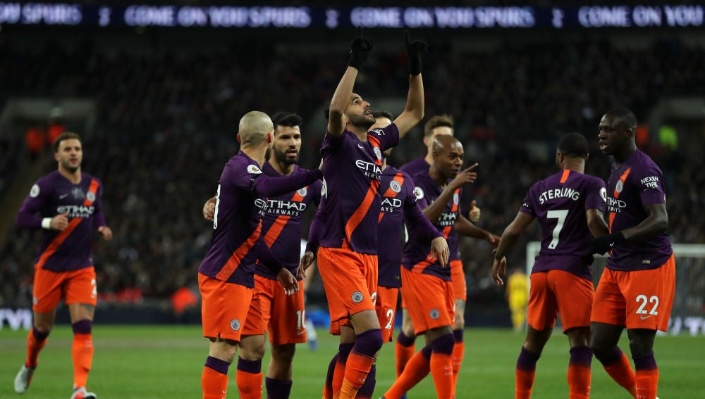 Mahrez dedica su gol al dueño del Leicester