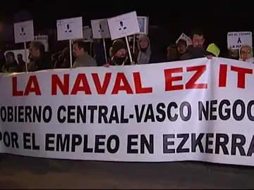 Trabajadores de La Naval se encierran en el astilero para intentar mantener sus trabajos Trabajadores de La Naval se encierran en el astilero para intentar mantener sus trabajos