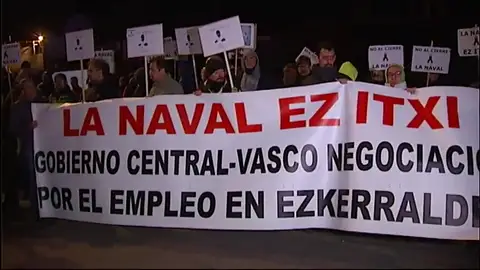 Trabajadores de La Naval se encierran en el astilero para intentar mantener sus trabajos Trabajadores de La Naval se encierran en el astilero para intentar mantener sus trabajos