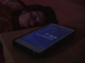 &iquest;Cu&aacute;les son los riesgos de dormir con el m&oacute;vil?