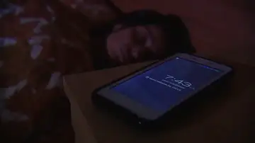 ¿Cuáles son los riesgos de dormir con el móvil? ¿Cuáles son los riesgos de dormir con el móvil?