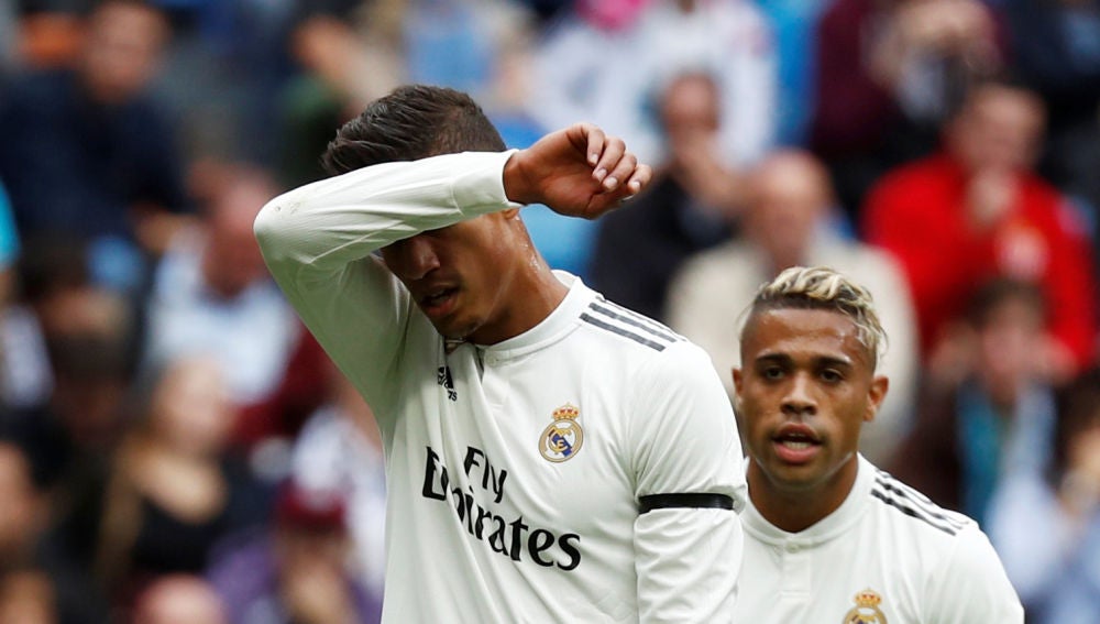 Varane y Mariano, durante un partido del Real Madrid