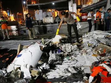 Un policía indonesio busca entre los restos Un policía indonesio busca entre los restos