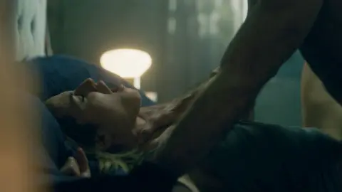 Jon aterroriza a Elena con su agresividad durante el sexo Jon aterroriza a Elena con su agresividad durante el sexo