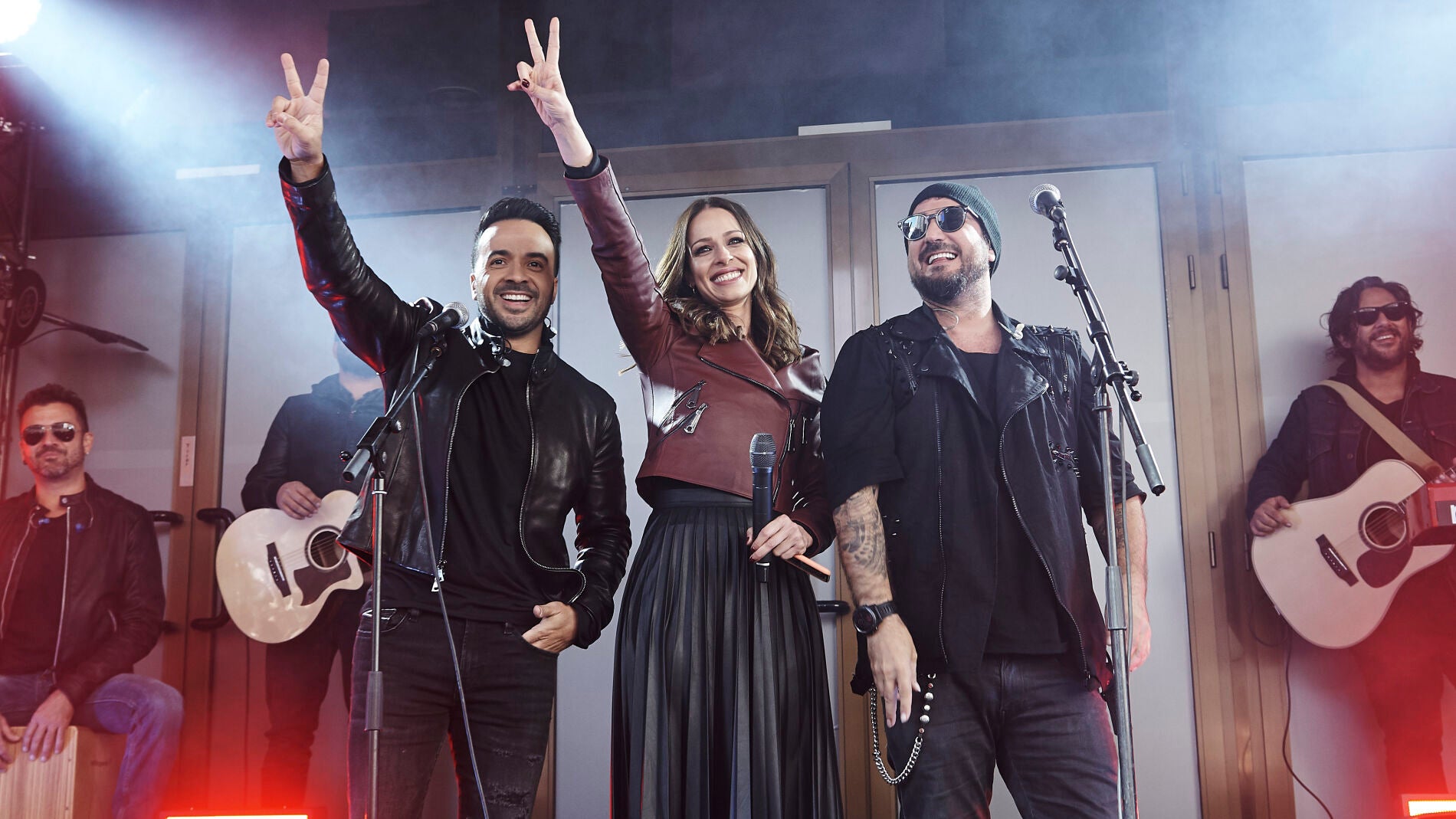 Luis Fonsi y Antonio Orozco te llevan a su concierto improvisado en el centro de Madrid 