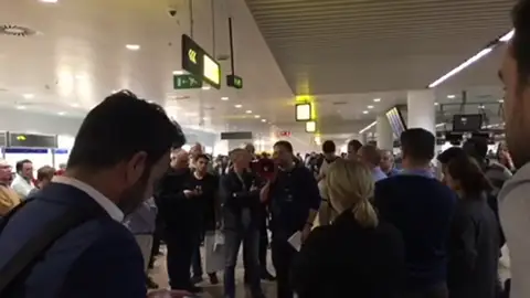 Decenas de españoles llevan varios días atrapados en el aeropuerto de Bruselas Decenas de españoles llevan varios días atrapados en el aeropuerto de Bruselas
