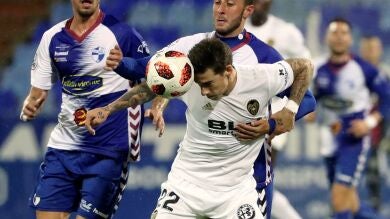 Santi Mina lidera la remontada del Valencia ante un gran Ebro que jugó una hora con diez