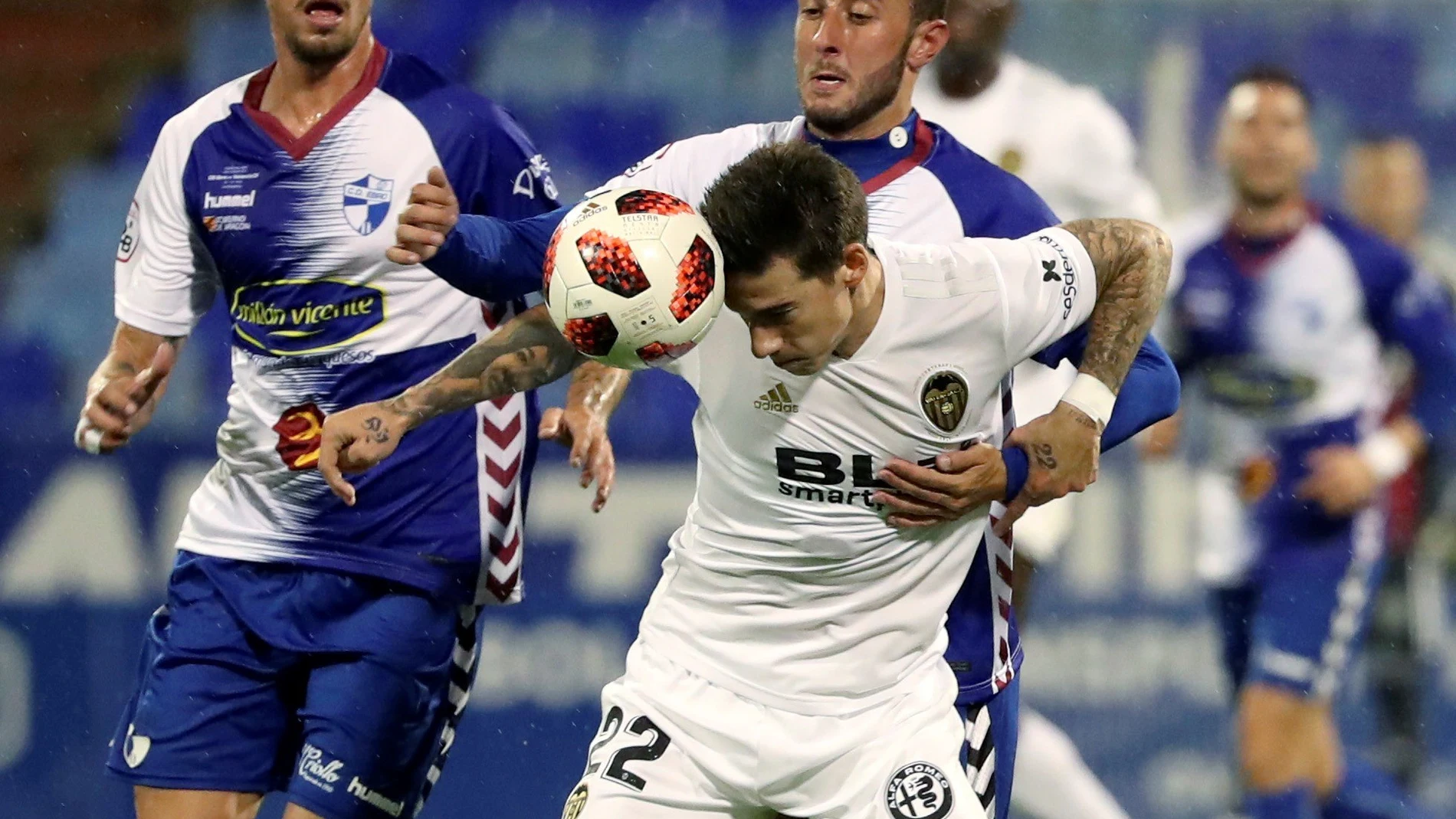Santi Mina cabecea un balón para controlarlo Santi Mina cabecea un balón para controlarlo