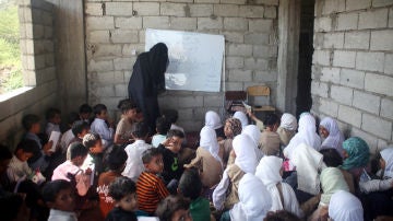 Un profesor de Yemen convierte su casa en un colegio para mantener en las aulas a 700 niños