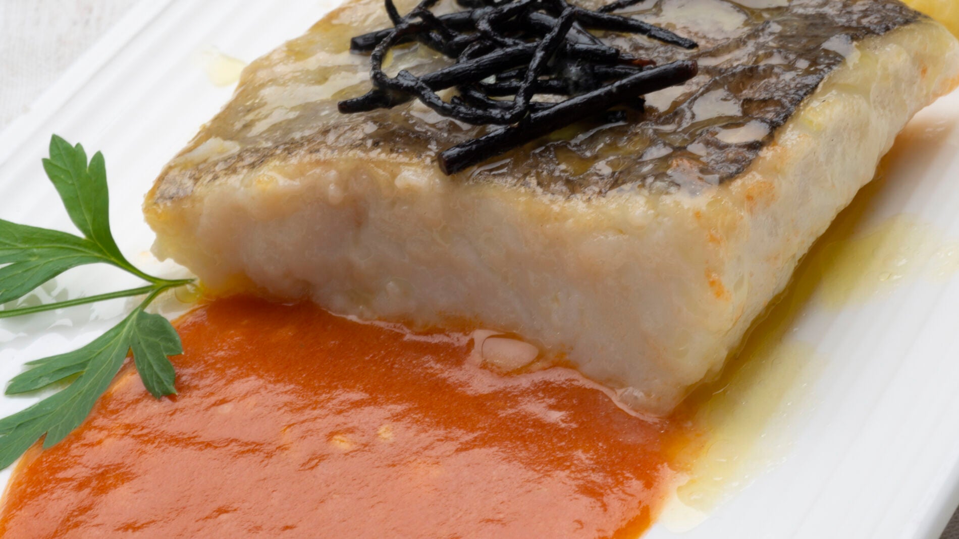 Bacalao asado con salsa de txacol&iacute;.