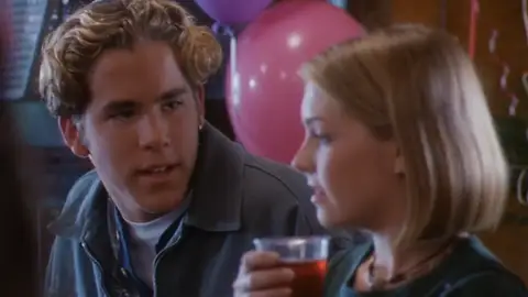 Ryan Reynolds y Melissa Joan Hart en 'Sabrina, Cosas de Brujas' TV Movie Ryan Reynolds y Melissa Joan Hart en 'Sabrina, Cosas de Brujas' TV Movie